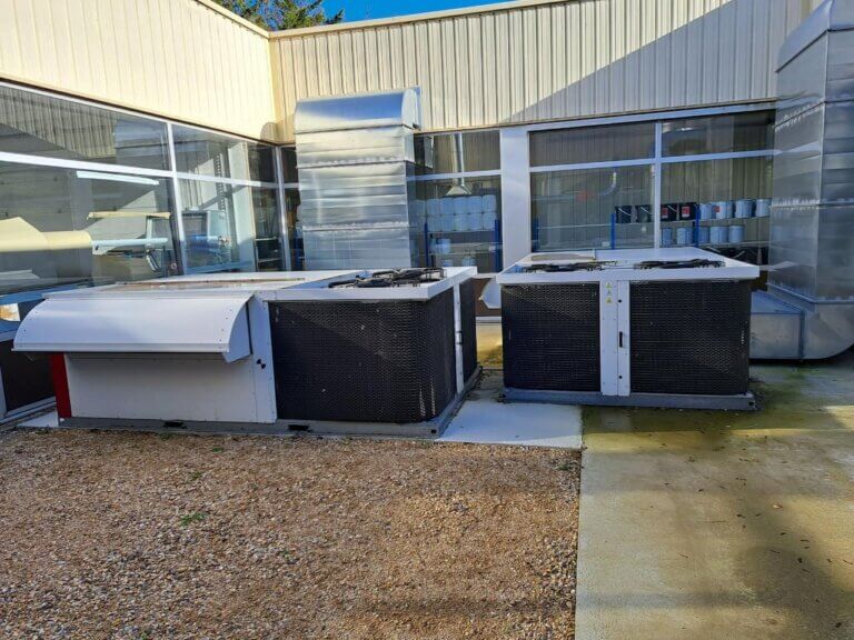 Roof-top en fonctionnement tout air neuf pour la compensation d'air dans deux ateliers de fabrications de pièces en composites, liées à deux extractions : vapeurs et poussières fines
