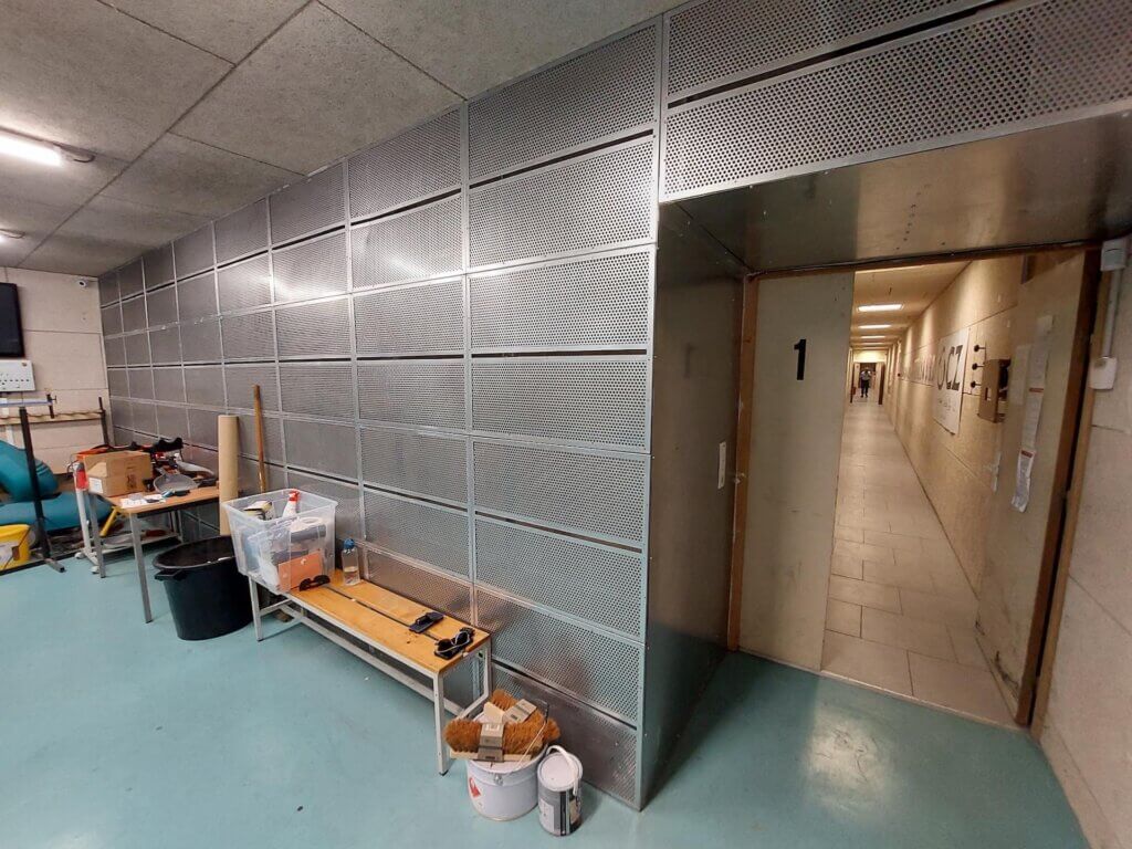 Système d'aspiration et de ventilation d'un stand de tir avec mur de soufflage