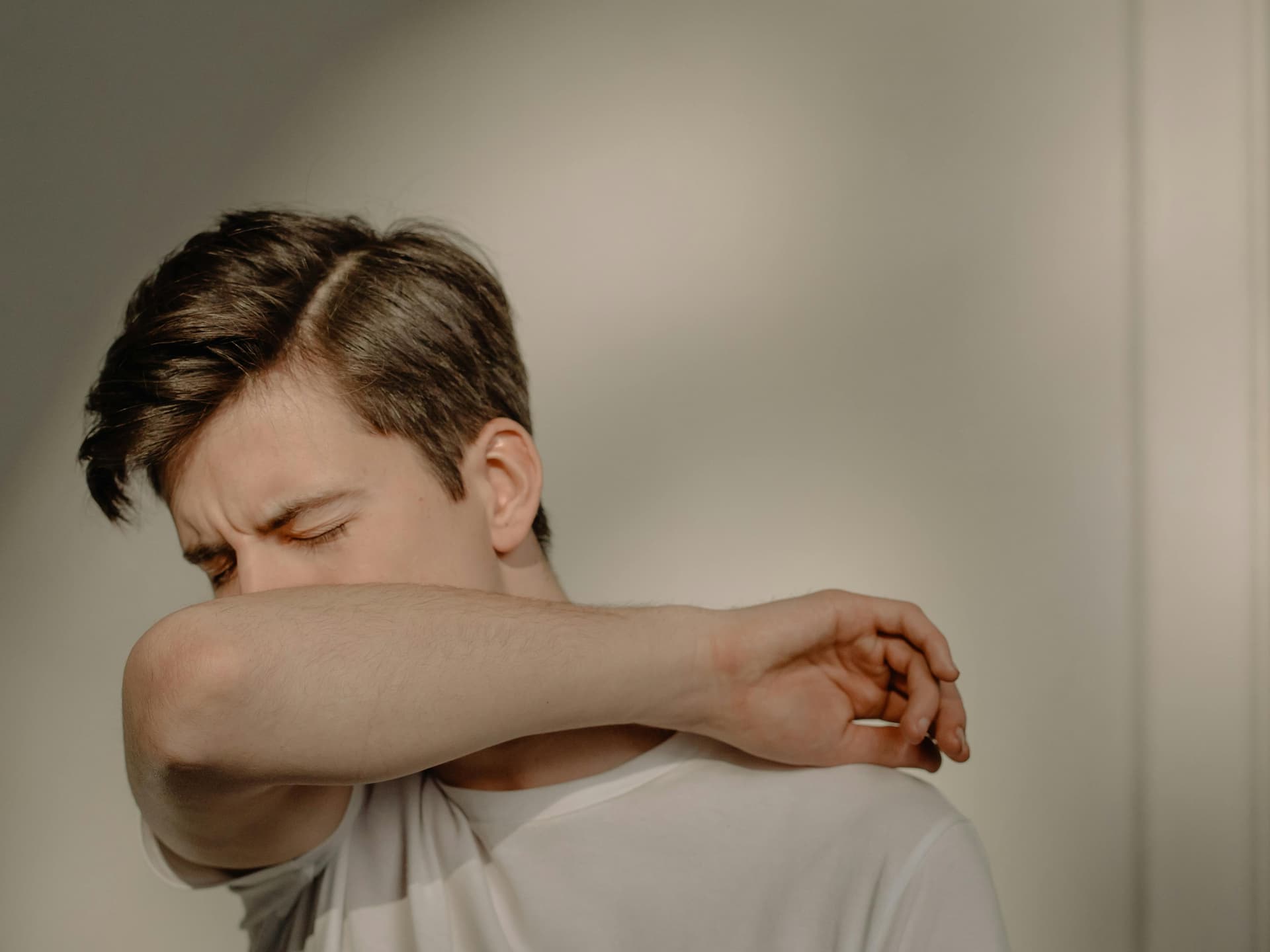 Homme qui tousse à cause de la pollution de l'air au travail