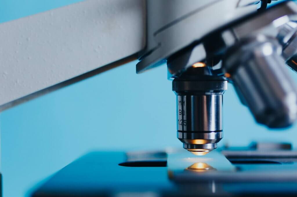 Utilisation d'un microscope en laboratoire